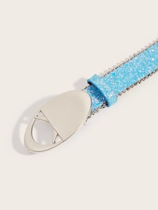 Détail de la ceinture à paillettes bleu ciel avec boucle évidée argentée et perles