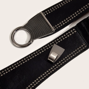 Cintura larga nera stile punk in ecopelle con borchie argentate e anello metallico