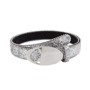 Ceinture à paillettes argentées pour femmes avec grande boucle ovale en métal sur fond blanc
