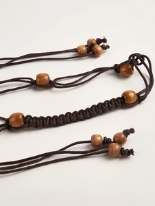 Détails de la ceinture tressée style bohème Y2K avec des perles en bois décoratives