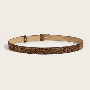 Ceinture fine léopard pour femme avec boucle en métal doré sur un fond gris minimaliste