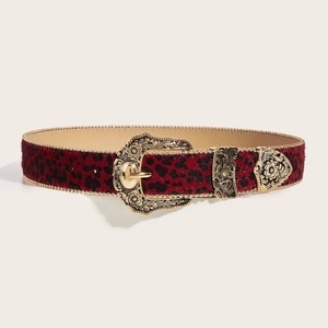 Ceinture léopard pour femme avec boucle baroque dorée et bordure perlée sur fond beige