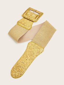 Makro-Detail des elastischen goldenen Glitzergürtels mit klassischer rechteckiger Schnalle