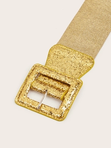 Nahaufnahme der goldenen Pailletten-Quadratschnalle und des glitzernden Taillengürtels