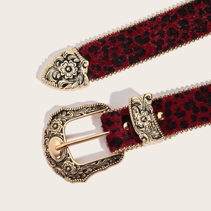 Ceinture léopard style western avec boucle fleurie dorée et texture poil rouge vintage