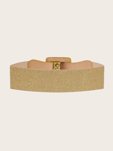 Detail eines breiten goldenen Glitzer-Elastikgürtels mit rechteckiger Schnalle für Kleider