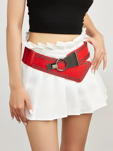 Détail de la ceinture corset rouge punk avec clous argentés et boucle anneau métal