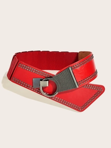 Détail d'une ceinture corset rouge punk avec clous argentés et grande boucle ronde
