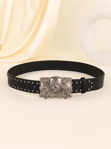 Detail van punk lederen riem met drie reliëf schedel gespen en zilveren studs