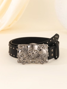 Detail van een punk leren riem met grote metalen gesp en reliëf van drie schedels