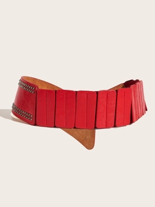 Détail d'une ceinture corset rouge punk avec rivets métalliques et empiècements cuir