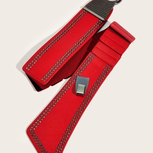 Ceinture large élastique rouge style punk avec clous argentés et boucle carrée