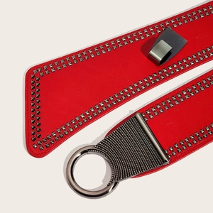 Ceinture large rouge style punk avec rivets métalliques et boucle ronde argentée