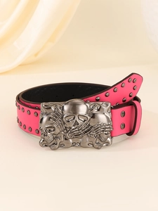 Detail van roze punk riem met zilveren doodskop gesp en ronde metalen noppen
