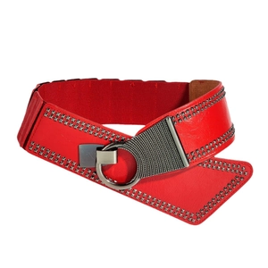 Ceinture large rouge style punk avec clous carrés argentés et boucle ronde géante