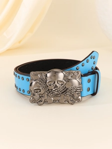 Detail van blauwe punk riem van leer met metalen noppen en gesp met drie doodshoofden