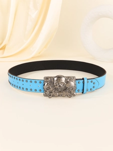 Detail van blauwe punkriem met metalen noppen en gesp met drie schedels op decoratieve voet