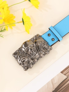Detail van lichtblauwe leren punkriem met grote gunmetal gesp met doodshoofden