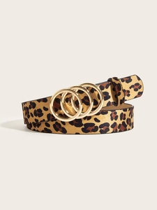 Détail de la ceinture imprimé léopard avec une boucle métallique dorée entrelacée