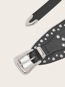 Detalle de cinturón punk de cuero negro con remaches plateados y hebilla metálica retro