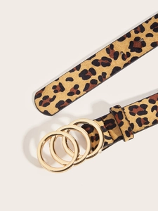 Détail de la ceinture à imprimé léopard avec boucle à trois anneaux dorés et motif animal