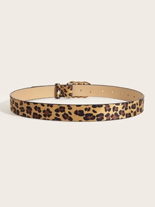 Vue détaillée de la ceinture à imprimé léopard avec boucle chaîne dorée et motif animalier