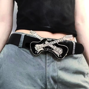 Cintura da Donna in Pelle Sintetica Stile Rock Punk Con Fibbia in Lega a Doppia Chitarra Cinturino Decorativo per Jeans Fashion
