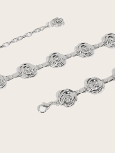 Detail der silbernen Taillenkette mit hohlen 3D-Rosenblüten und Karabinerverschluss