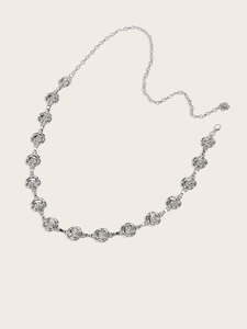 Detailaufnahme der silbernen Rosen-Glieder einer Vintage-Gürtelkette mit Karabiner