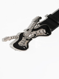 Dettaglio di una cintura punk nera con fibbie metalliche a forma di chitarre incrociate
