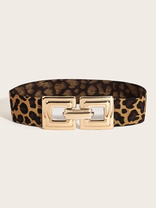 Détail d'une ceinture élastique léopard avec boucle géométrique dorée de style rétro
