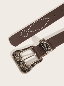 Detail van donkerbruine leren riem met zilveren gesp en decoratieve zilveren studs