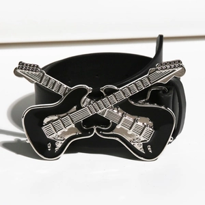 Cintura da donna in pelle nera con fibbia a forma di doppia chitarra incrociata in argento