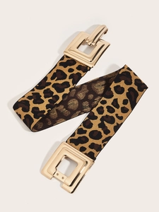 Vue détaillée d'une large ceinture léopard avec boucle carrée en métal doré