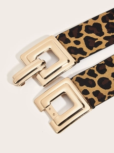 Détail de la ceinture élastique imprimé léopard avec boucles dorées et texture du tissu