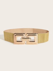 Détail macro d'une ceinture élastique tressée dorée avec boucle métallique carrée élégante