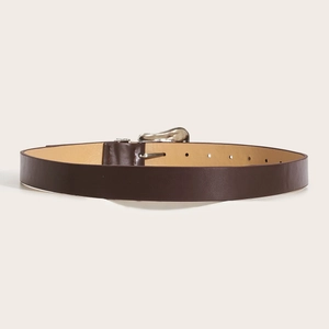 Donkerbruine punk leren riem met studs en zilveren metalen gesp op lichte achtergrond