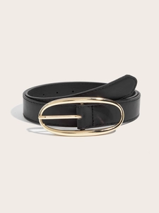Vue détaillée de la ceinture en cuir noir avec boucle métallique ovale dorée élégante