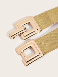 Détail de la ceinture dorée tressée élastique avec boucle rectangulaire emboîtable