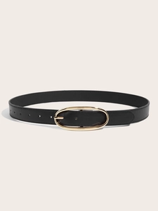 Détail d'une ceinture en cuir noir pour femme avec boucle métallique ovale dorée
