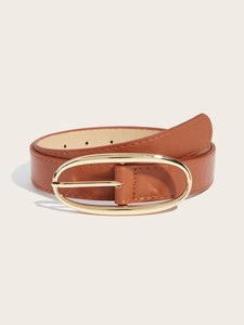 Gros plan d'une ceinture en cuir marron pour femme avec boucle ovale dorée élégante