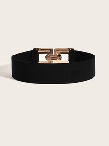 Détail d'une ceinture large élastique avec une boucle géométrique dorée élégante
