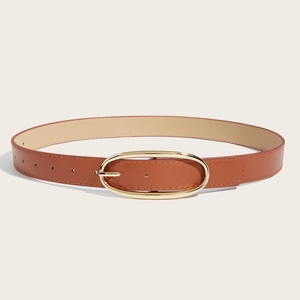 Ceinture minimaliste en cuir marron pour femmes avec boucle ovale dorée sur fond neutre
