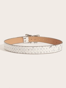 Détail d'une ceinture en dentelle blanche avec paillettes et boucle papillon argentée