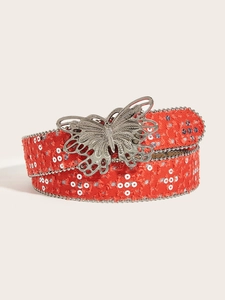 Détail d'une ceinture en tweed rouge avec boucle papillon argentée et perles brillantes
