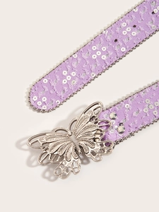 Gros plan sur la ceinture en tissu lavande avec boucle papillon argentée et paillettes