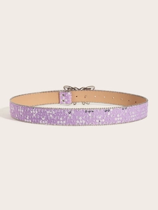 Détail d'une ceinture en toile lavande à paillettes avec boucle papillon argentée
