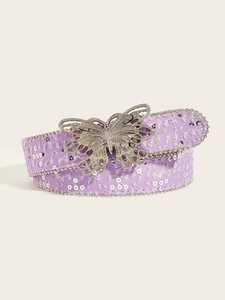 Détail d'une ceinture en tricot violette avec paillettes argentées et boucle papillon
