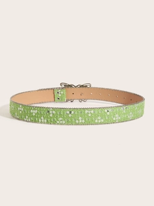 Détail de la ceinture en toile verte avec boucle papillon et ornements de paillettes