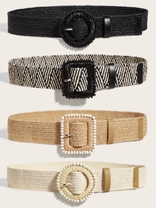 Dettaglio di cinture intrecciate boho con fibbie in perline tonde e quadrate in quattro colori